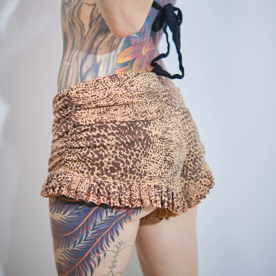 Woman's High Waist Ruffle Shorts Orange/Black Snake