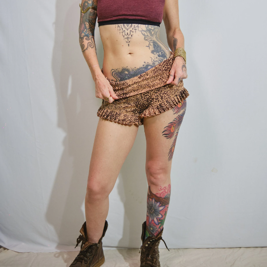 Woman's High Waist Ruffle Shorts Orange/Black Snake